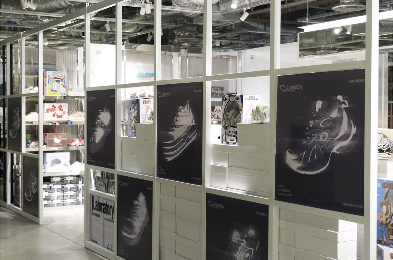 Laboratoryポスターが並ぶ会場内